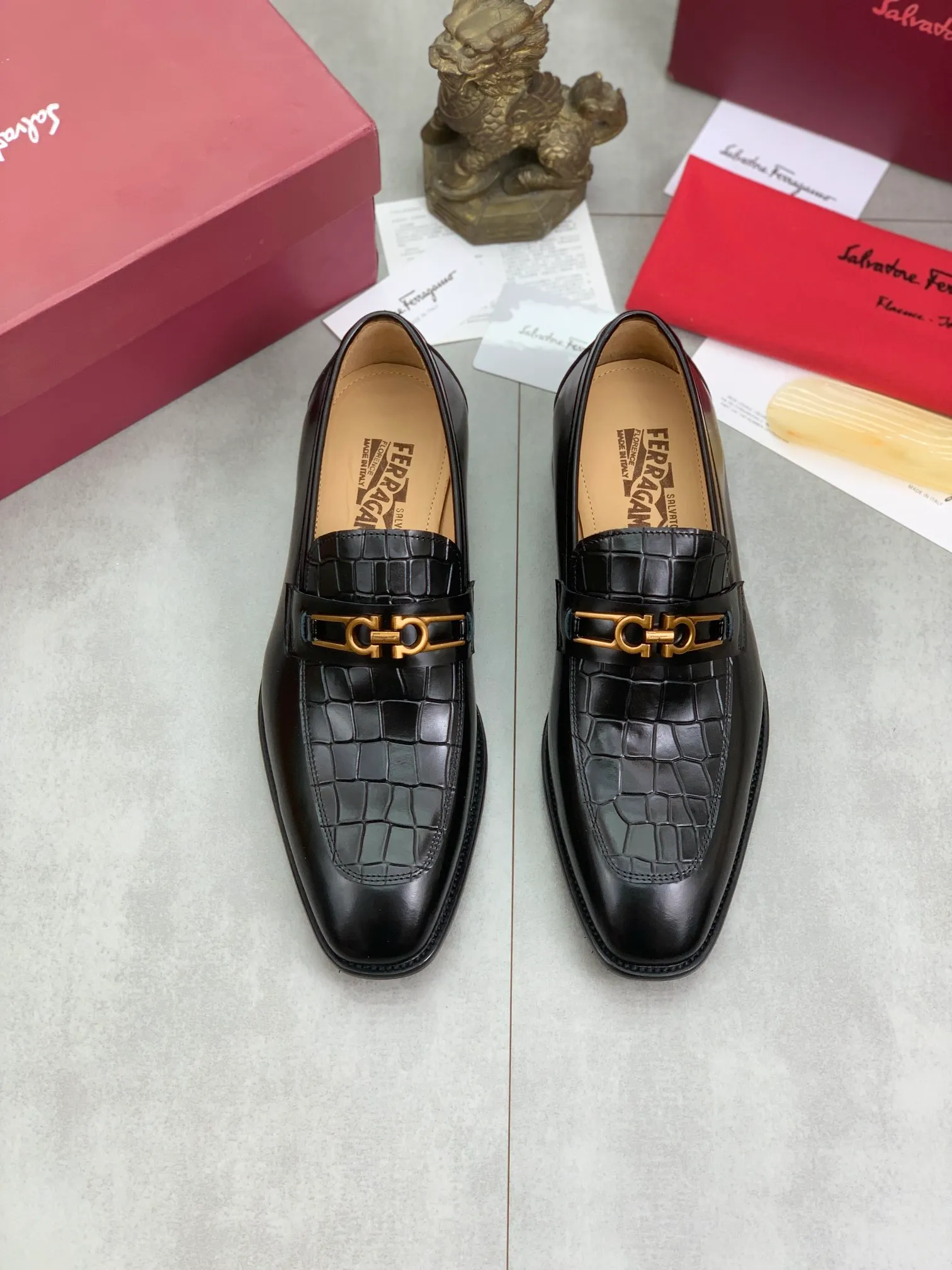 Men's Men's Shoes 💰P460💰[New Style] Water-dyed Niuli 🆘[Salvatore Ferragamo] Ferragamo's latest casual business leather shoes for men! Available at counters simultaneously! The fabric is made of specially imported original open-edge beaded calfskin, and the interior is made of imported water-dyed cowhide. It is absolutely luxurious and leads the fashion trend. Matching code: 38-45 (46 and 47 can be customized); black and brown colors are optional